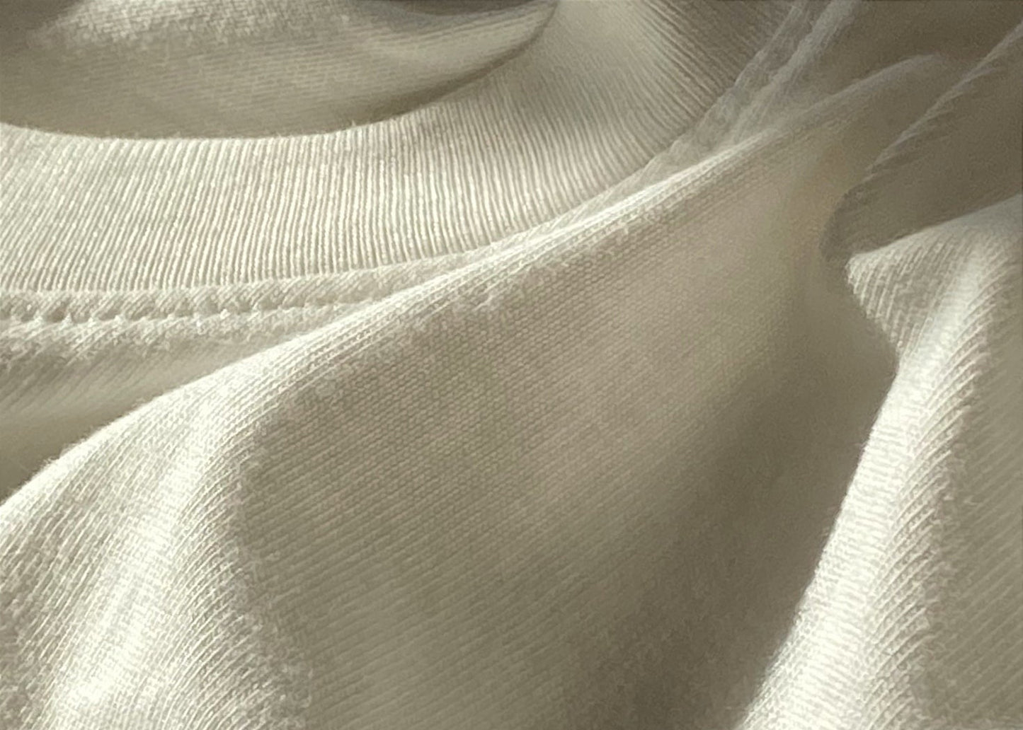 Nachhaltiges Bio-T-Shirt, nahaufnahme handbedruckt – Koohl’s Slow Fashion