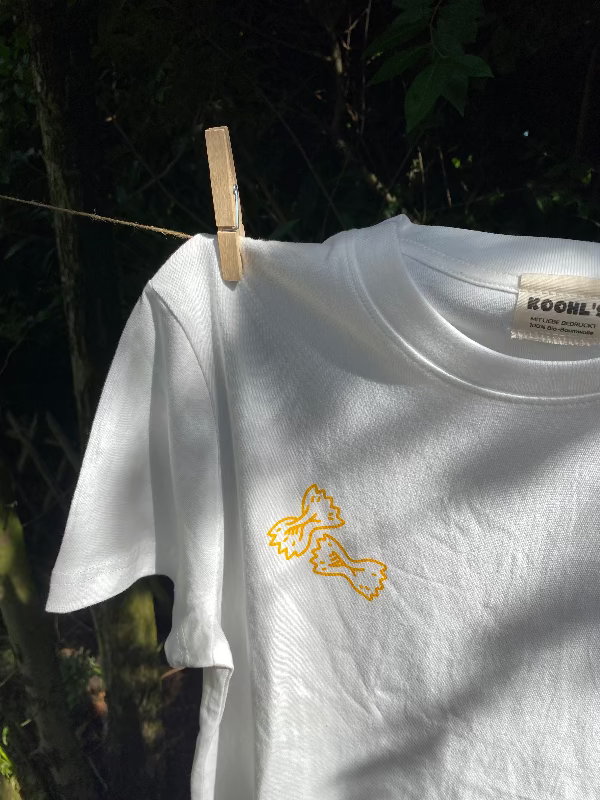 Nachhaltiges Bio-T-Shirt mit Pastamotiv, gelber Druck, weißes T-Shirt, handbedruckt – Koohl’s Slow Fashion