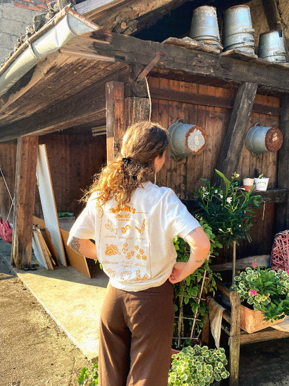 Nachhaltiges Bio-T-Shirt mit Pastamotiv, gelber Druck, weißes T-Shirt, handbedruckt – Koohl’s Slow Fashion