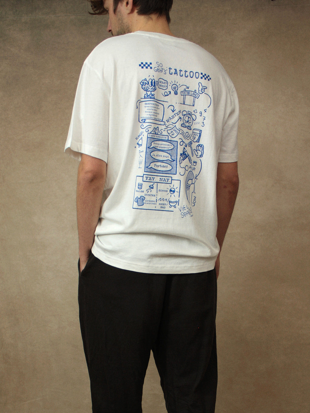 Koohl's Tattoo T-Shirt, Rückenmotiv Tattoo, blauer Druck per Siebdruck mit wasserbasierten Farben auf oversized Bio-Baumwoll T-Shirt, Slow Fashion