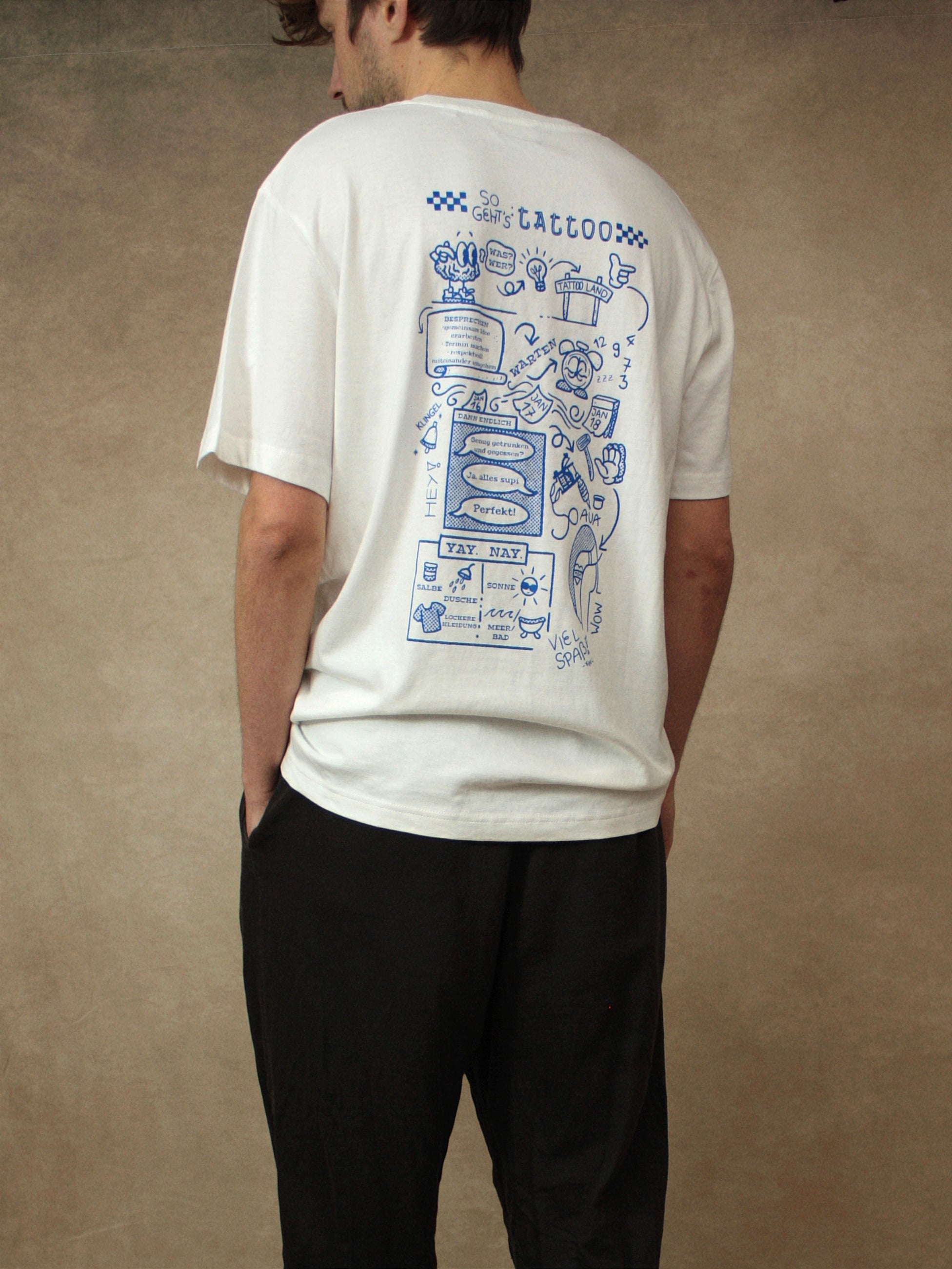 Koohl's Tattoo T-Shirt, Rückenmotiv Tattoo, blauer Druck per Siebdruck mit wasserbasierten Farben auf oversized Bio-Baumwoll T-Shirt, Slow Fashion