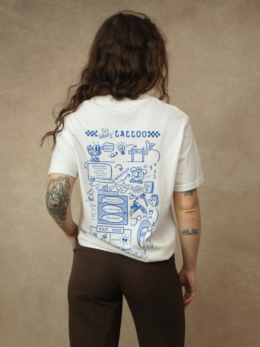 Koohl's Tattoo T-Shirt, Rückenmotiv Tattoo, blauer Druck per Siebdruck mit wasserbasierten Farben auf oversized Bio-Baumwoll T-Shirt, Slow Fashion