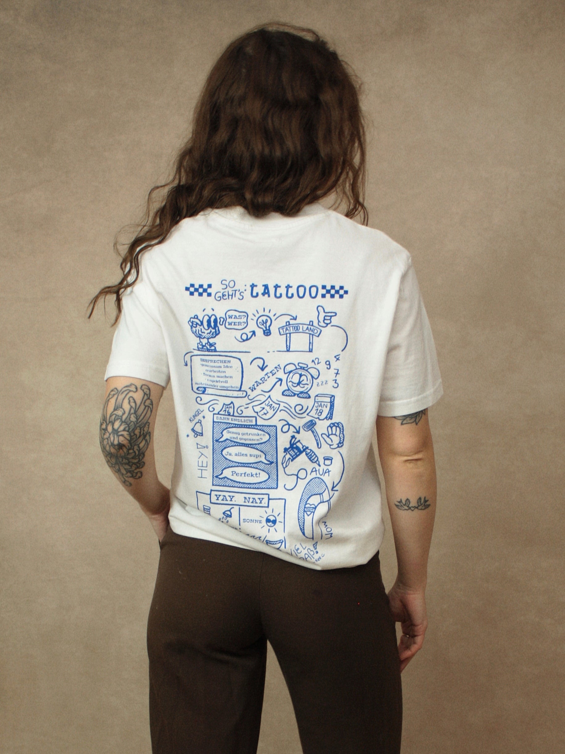 Koohl's Tattoo T-Shirt, Rückenmotiv Tattoo, blauer Druck per Siebdruck mit wasserbasierten Farben auf oversized Bio-Baumwoll T-Shirt, Slow Fashion