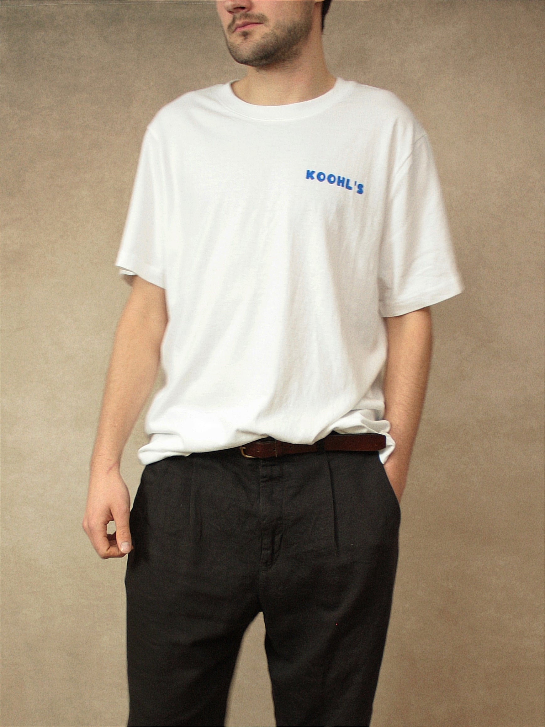 Koohl's Tattoo T-Shirt, Rückenmotiv Tattoo, blauer Druck per Siebdruck mit wasserbasierten Farben auf oversized Bio-Baumwoll T-Shirt, Slow Fashion