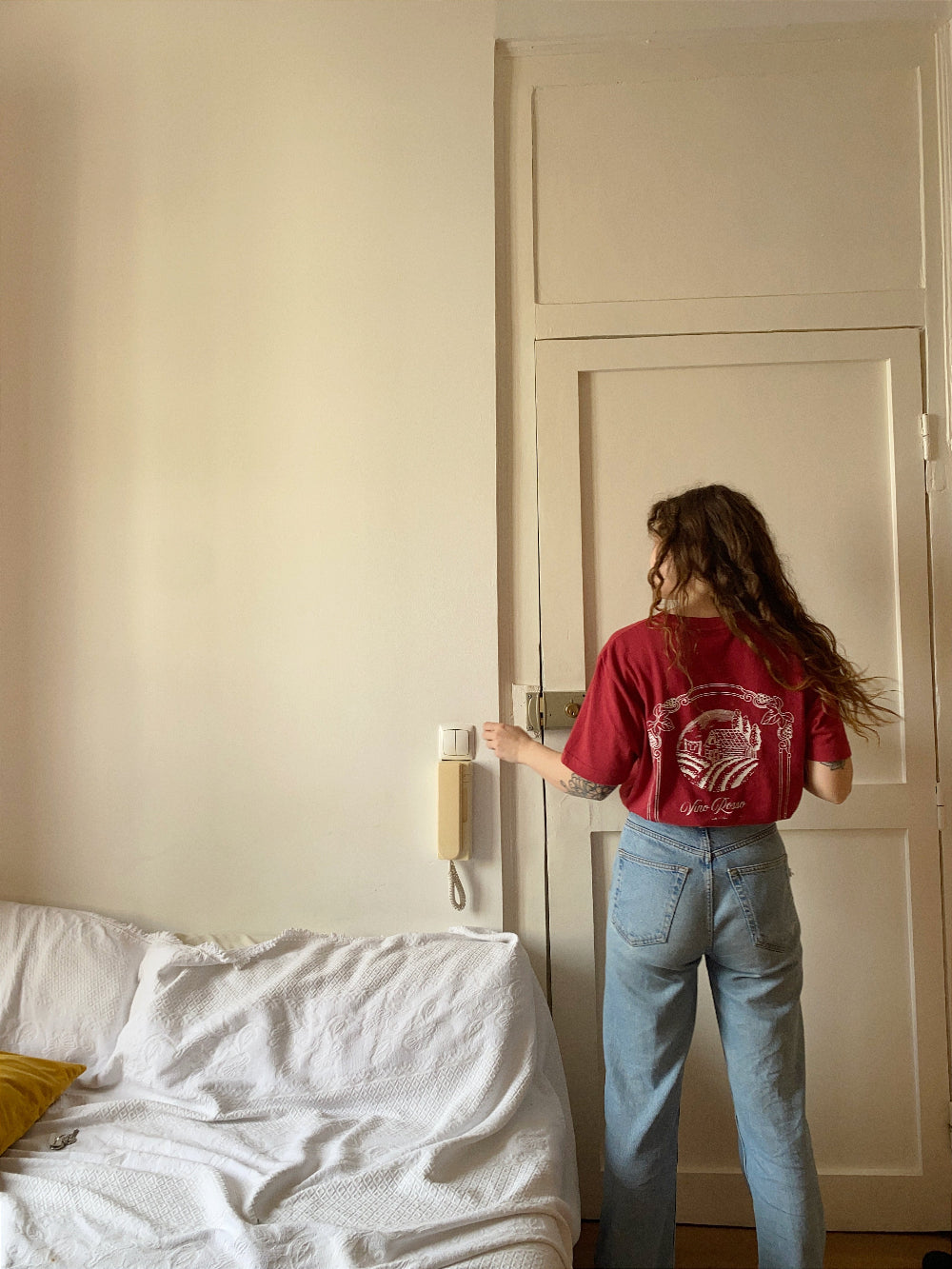 Nachhaltiges Bio-T-Shirt mit Weinmotiv, rotes T-Shirt, weißer Druck, Siebdruck, handbedruckt – Koohl’s Slow Fashion