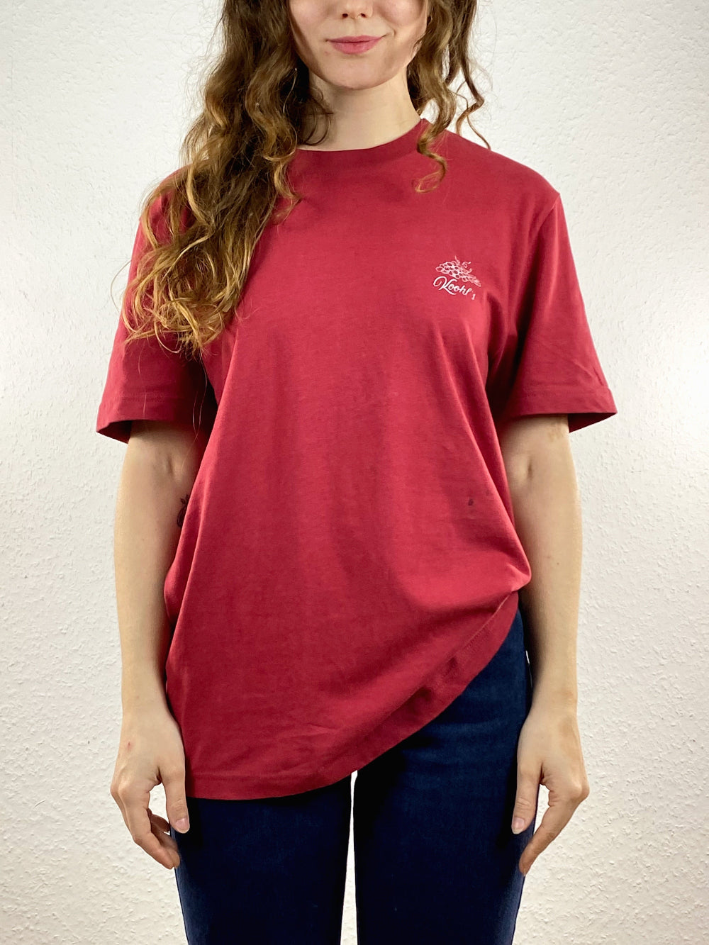 Nachhaltiges Bio-T-Shirt mit Weinmotiv, rotes T-Shirt, weißer Druck, Siebdruck, handbedruckt – Koohl’s Slow Fashion