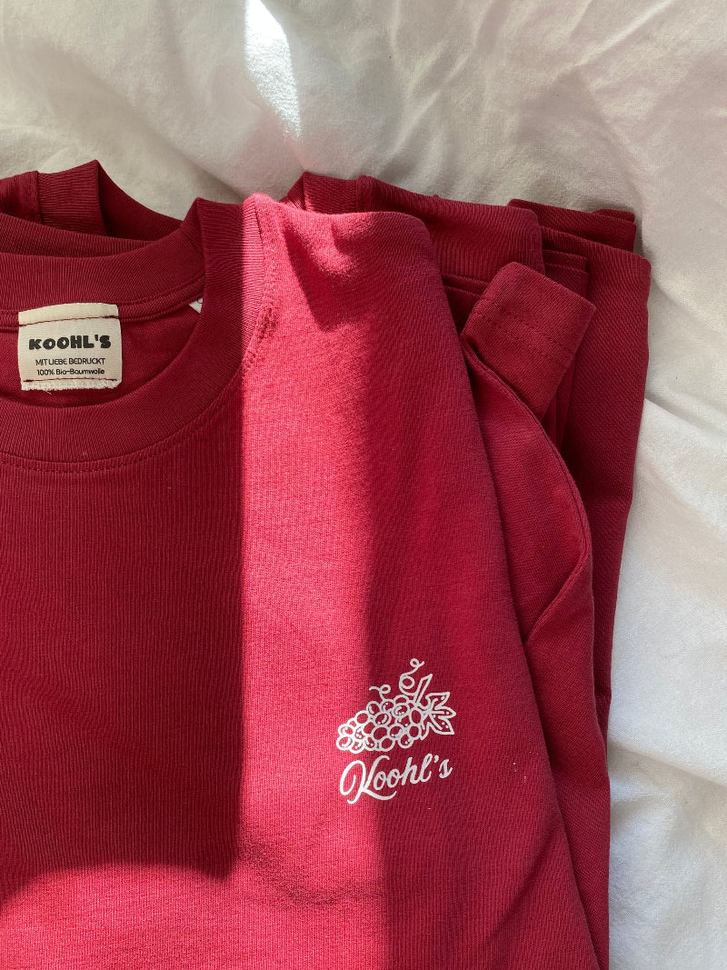 Nachhaltiges Bio-T-Shirt mit Weinmotiv, rotes T-Shirt, weißer Druck, Siebdruck, handbedruckt – Koohl’s Slow Fashion