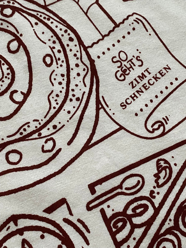 Nachhaltiges Bio-T-Shirt mit Zimtschneckenmotiv, handbedruckt – Koohl’s Slow Fashion