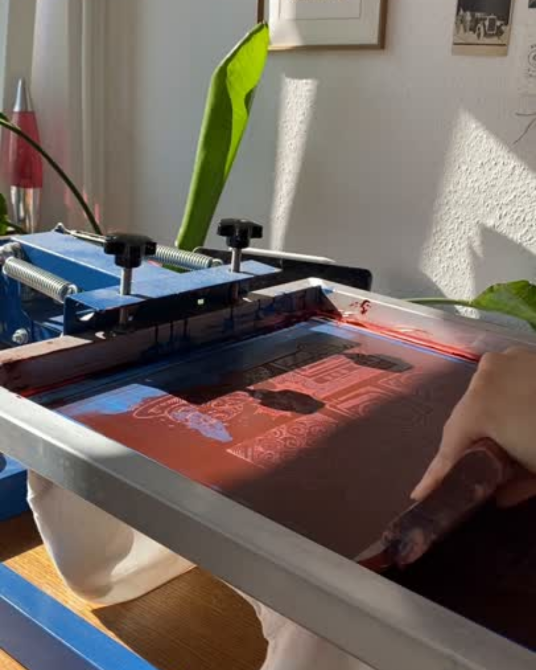 Nachhaltiges Bio-T-Shirt mit Naturmotiv, Siebdruck, handbedruckt – Koohl’s Slow Fashion