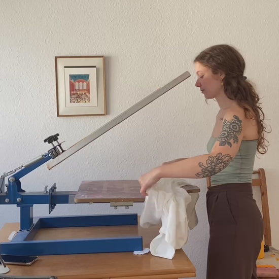 Nachhaltiges Bio-T-Shirt mit Pastamotiv, handbedruckt – Koohl’s Slow Fashion, Siebdruck, Video