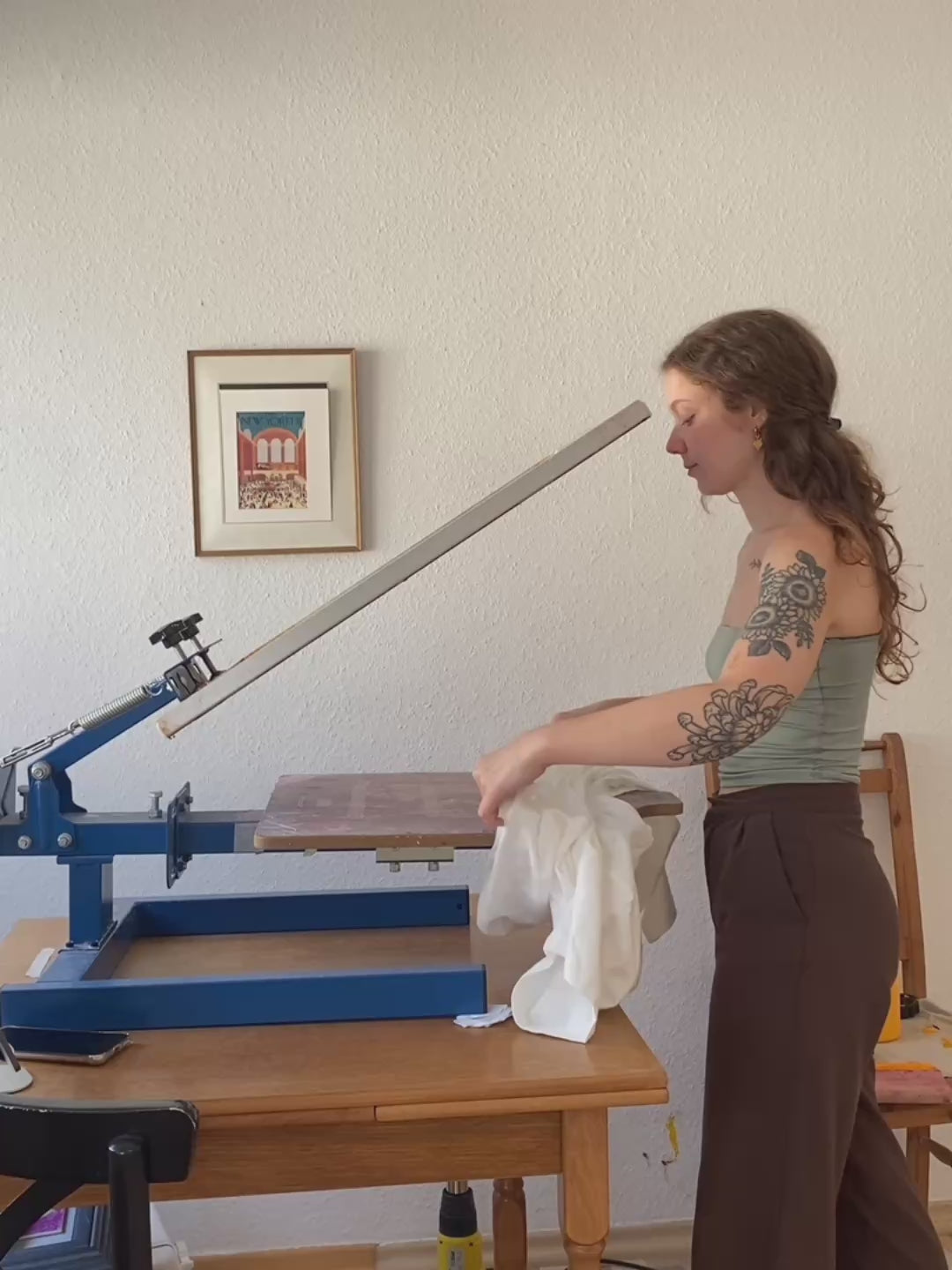 Nachhaltiges Bio-T-Shirt mit Pastamotiv, handbedruckt – Koohl’s Slow Fashion, Siebdruck, Video